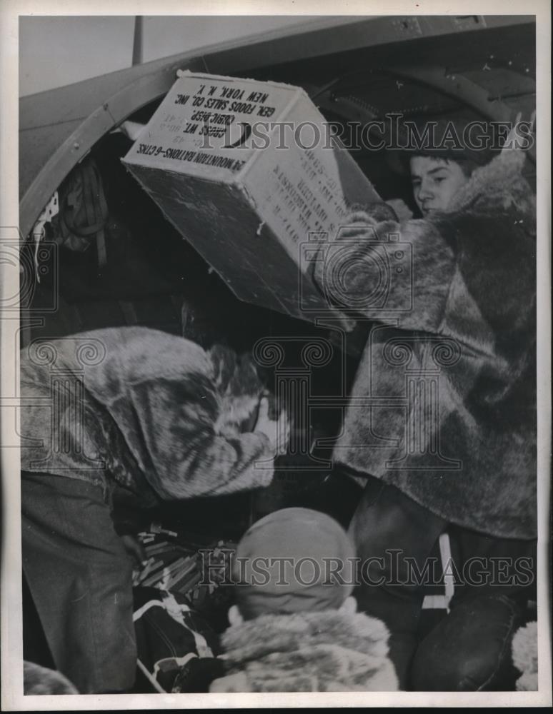 1946 Press Photo Personnel From The Alaska Air Depot At Elmendorf Field - Historic Images