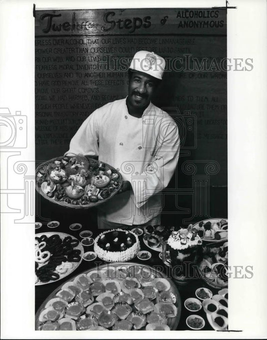 1991 Press Photo Charlie Madison, resident pastry chef at Stella Maris - Historic Images