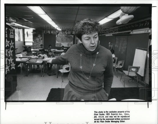 1988 Press Photo Helen Mitchaell a 2nd and 3rd grade teacjer at Dike Elem School - Historic Images