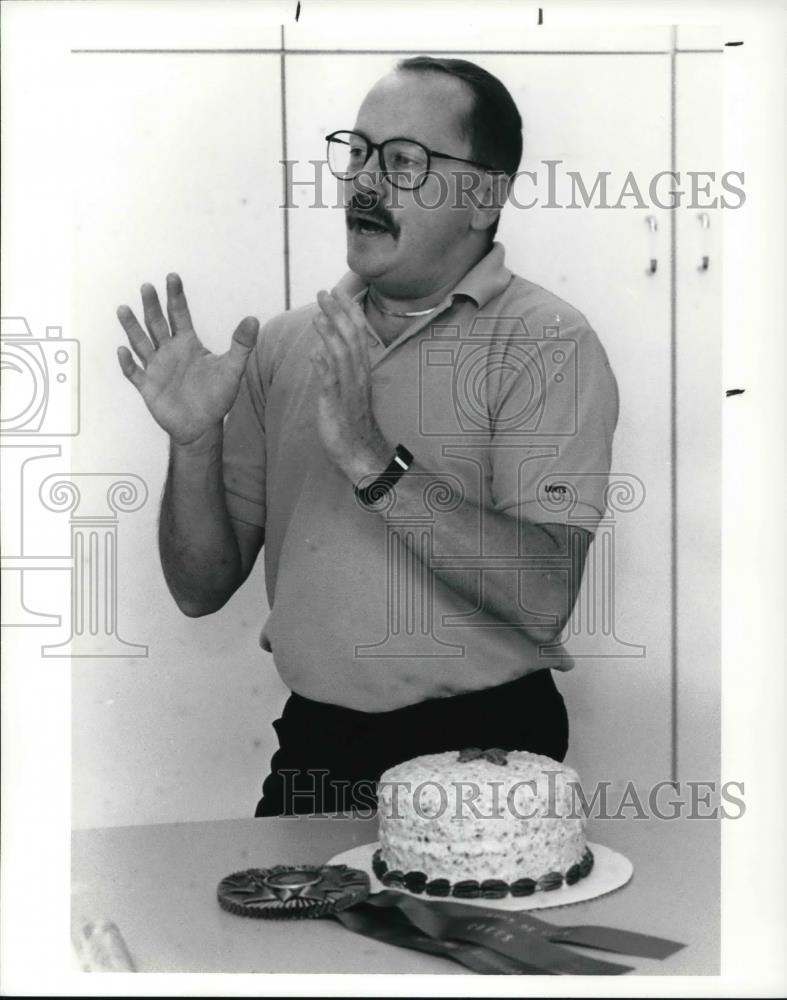 1990 Press Photo Award winning baker, Ken Leckler - 679 - Historic Images