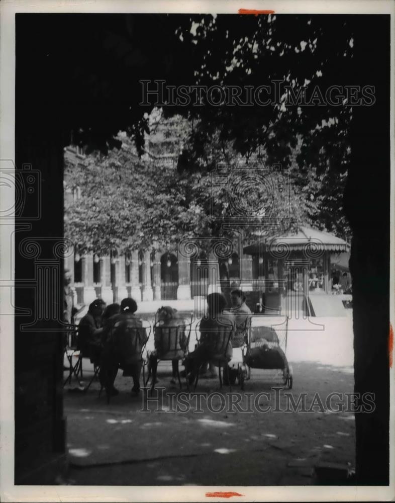 1951 Press Photo Nursemaids in Gardens of Palais Royale in Paris - Historic Images