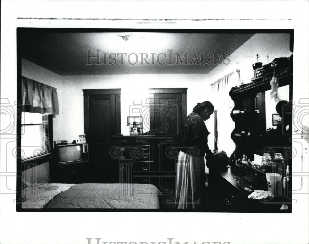 1992 Press Photo Kisha Nunley in her room getting ready to leave for work - Historic Images