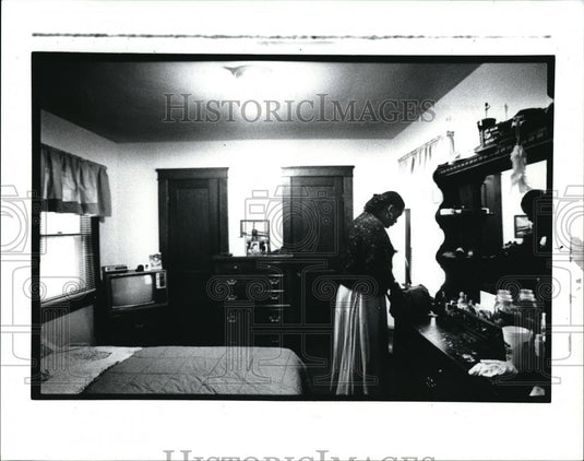 1992 Press Photo Kisha Nunley in her room getting ready to leave for work - Historic Images