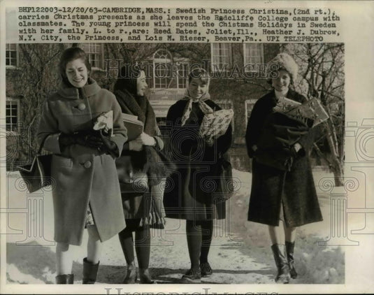 1963 Press Photo of Swedish Princess Christian (2nd Right) carrying Christmas - Historic Images