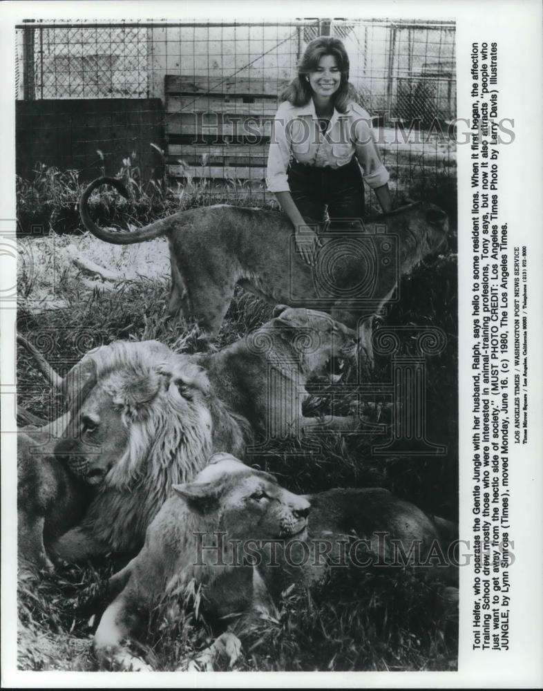 1980 Press Photo Toni Helfer with lions - cvp21853 - Historic Images