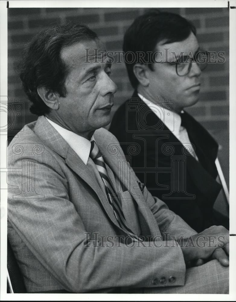 1990 Press Photo Fred Pizzedaz and Atty. John Pyle sin Berea Muni Court. - Historic Images
