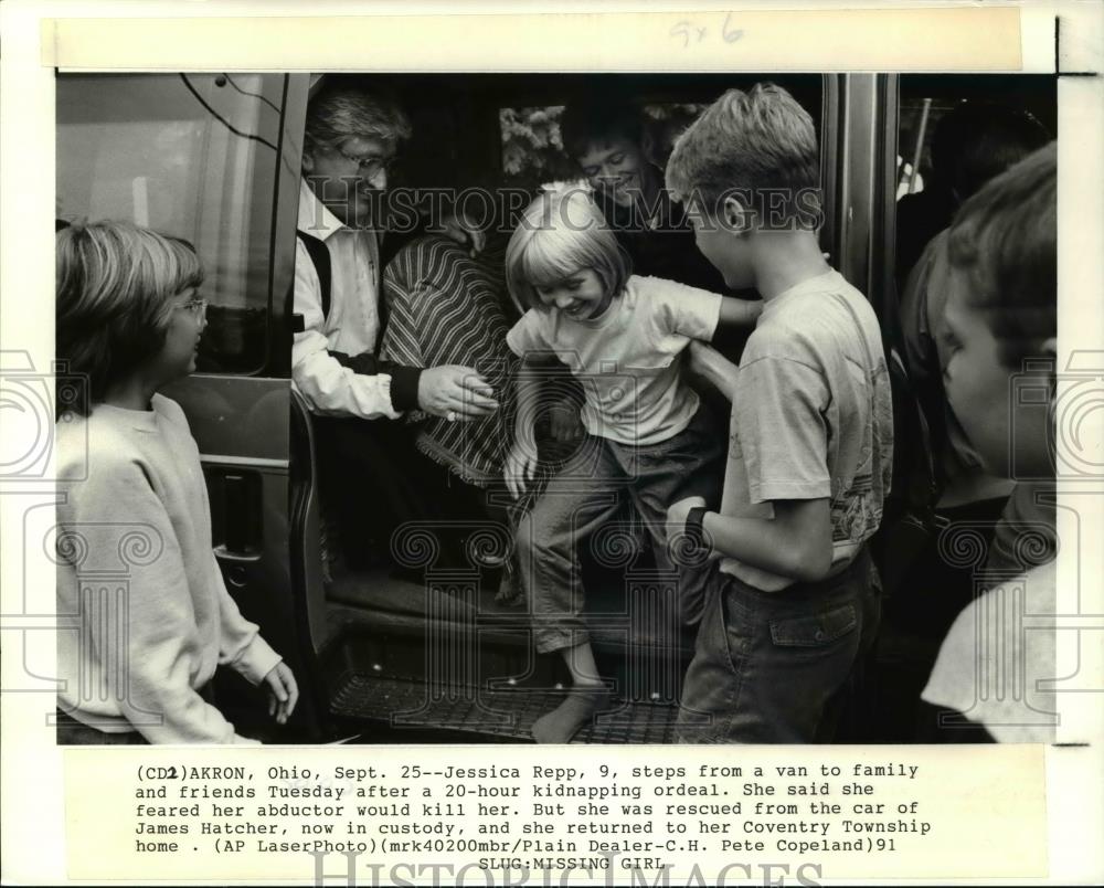 1991 Press Photo Jessica Repp is helped from the family van by family &amp; friends - Historic Images