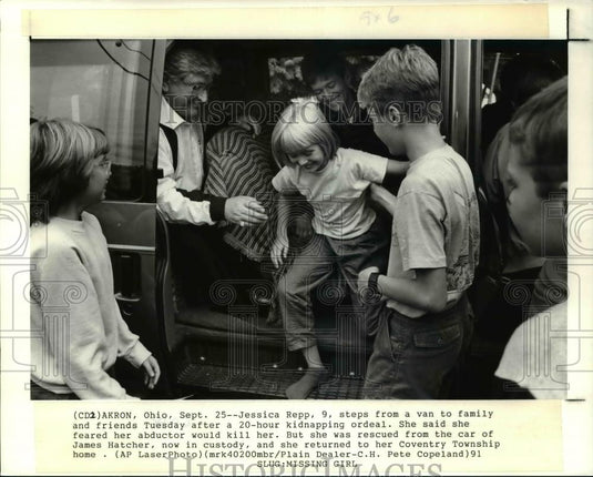 1991 Press Photo Jessica Repp is helped from the family van by family & friends - Historic Images