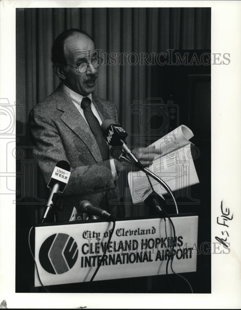 1990 Press Photo Edward Richard at the press conference - cva37260 - Historic Images