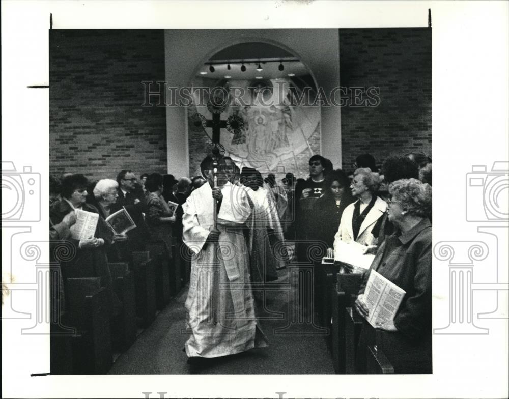 1991 Press Photo Sub Deacon William Pappas leads procession at St. Paul's - Historic Images