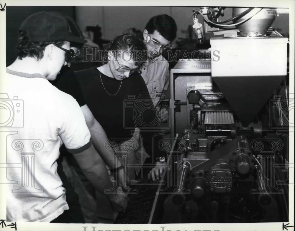 1990 Press Photo Shawnee state student using a molding machine - cvp24991 - Historic Images