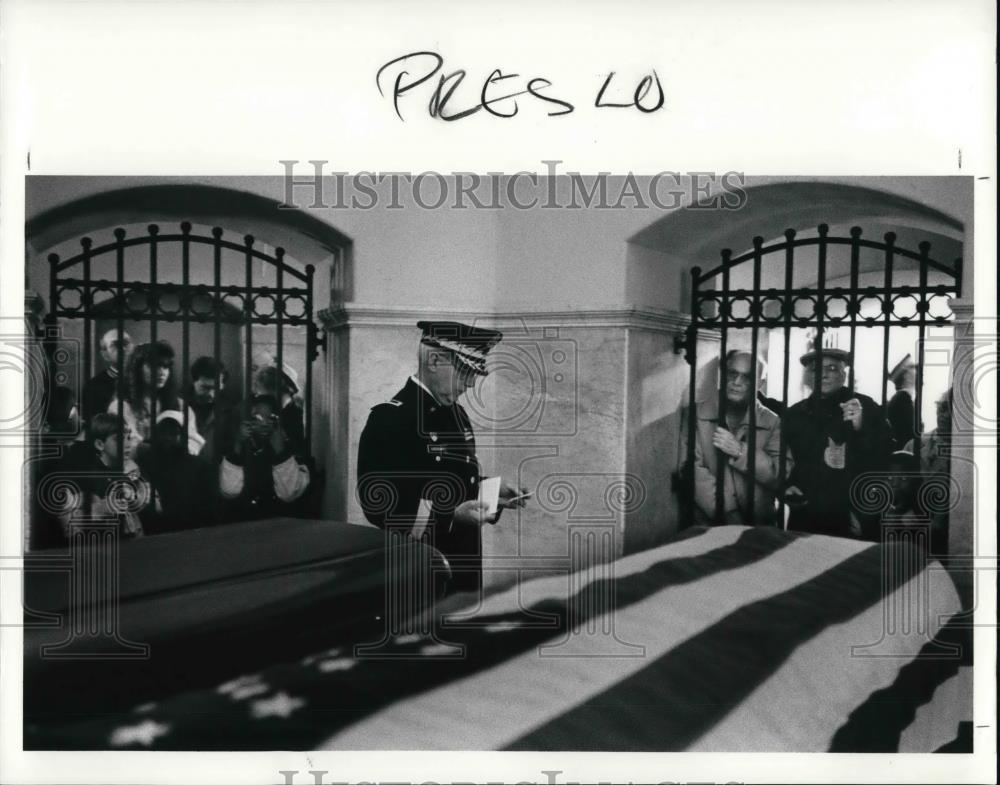 1990 Press Photo Gen Bernard Losekamp speaking at President Garfield Monument - Historic Images