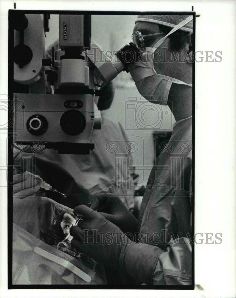 1992 Press Photo Dr. Samuel Salamon at the Cataract Eye Center - Historic Images