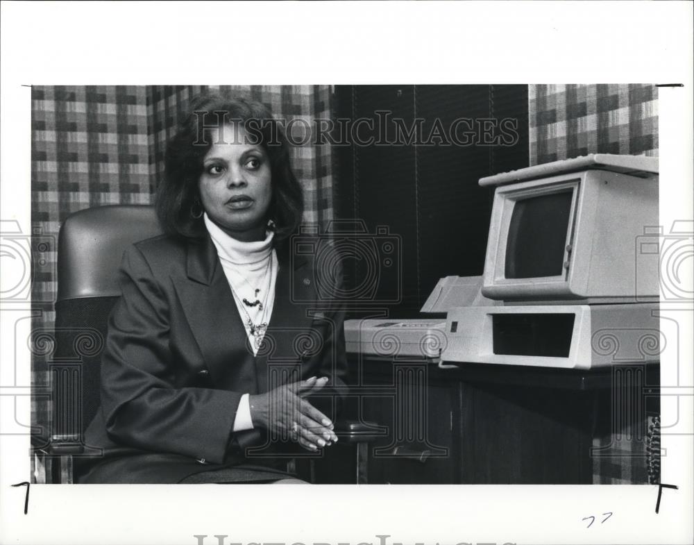 1990 Press Photo Audrey Mendenhall, of the American Arbitration Association. - Historic Images