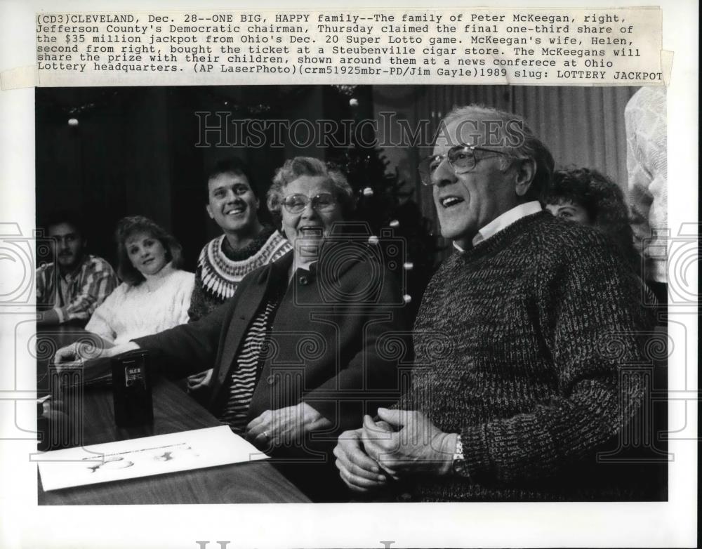 1989 Press Photo Andrew Lanny Charles with the lotto winners, Helen & Peter - Historic Images