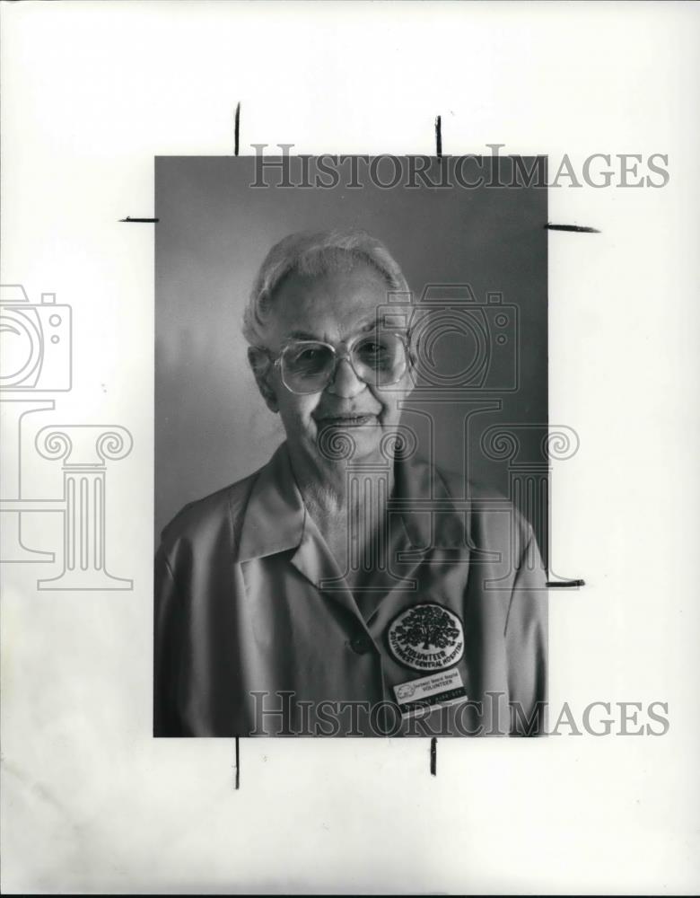 1989 Press Photo Gertrude Marriott, a hospital volunteer - Historic Images
