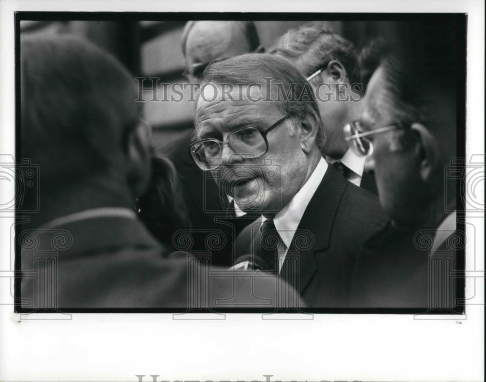 1988 Press Photo Vice President of TRW William R. Lawrence - Historic Images