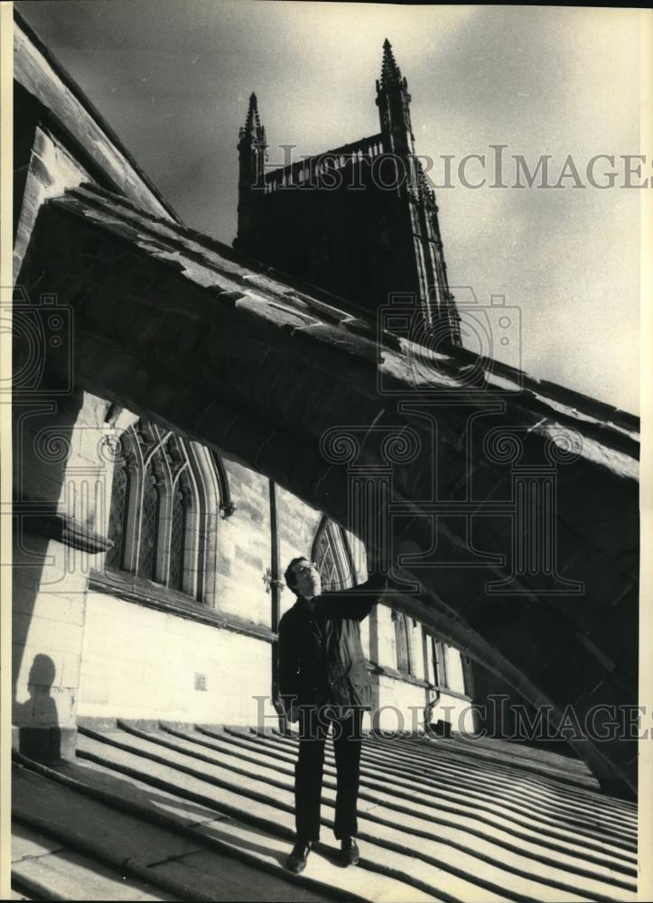 1990 Press Photo Brian Eacock, who is the clerk of works of Worcester Cathedral - Historic Images