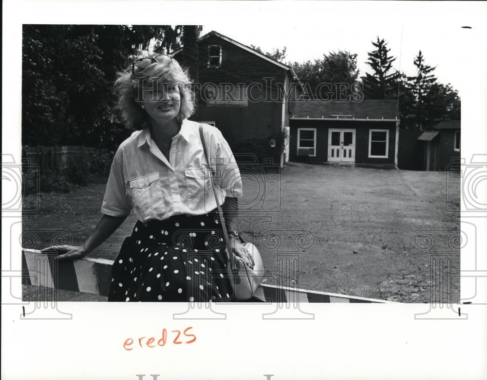 1991 Press Photo Yolita Rausche and the Chagrin Falls red barn - Historic Images