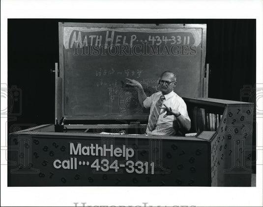 1992 Press Photo Don Nutter a retired school teacher on a call-in show - Historic Images