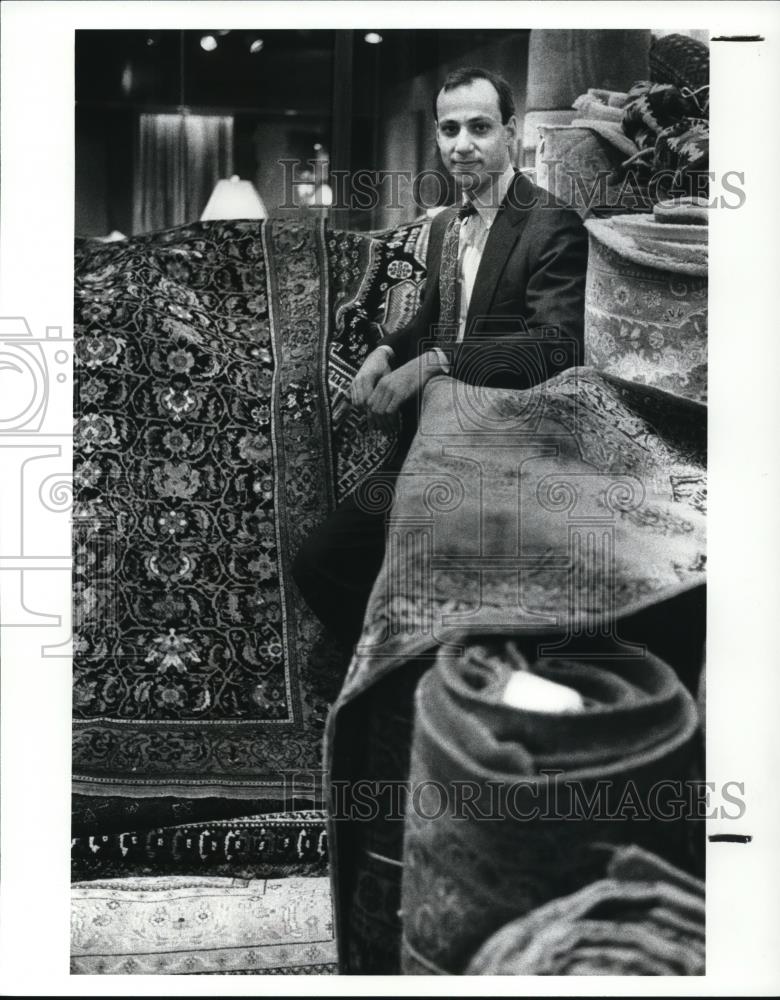 1987 Press Photo David Rejebian with oriental rugs - Historic Images