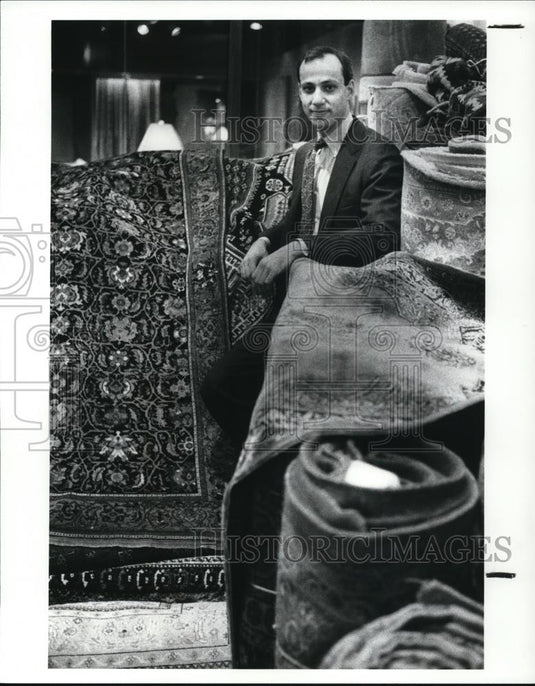 1987 Press Photo David Rejebian with oriental rugs - Historic Images