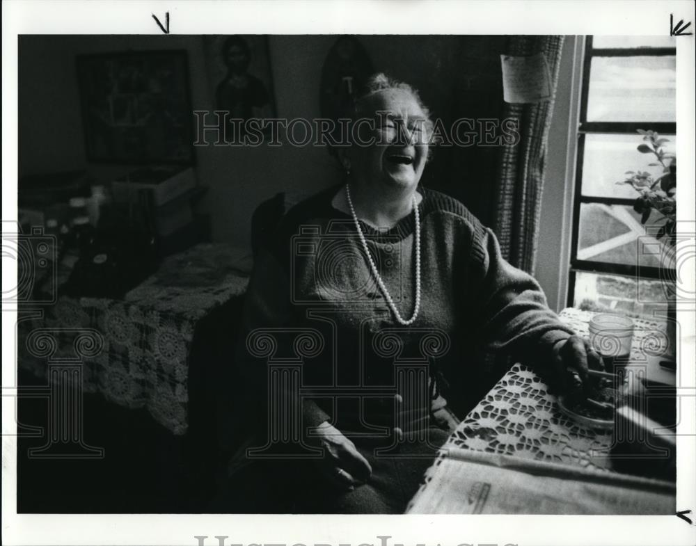 1990 Press Photo Anna Olah has lived on the same house more than 30 years ago - Historic Images