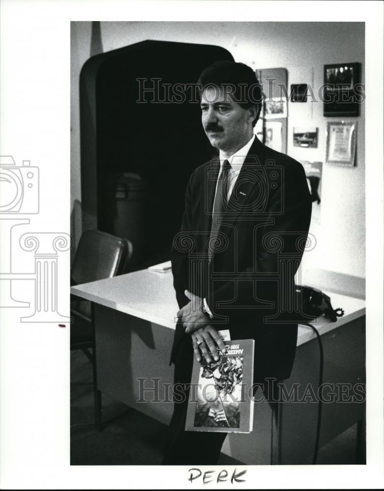 1989 Press Photo Ralph Perk Jr. waiting to speak to vets group - Historic Images