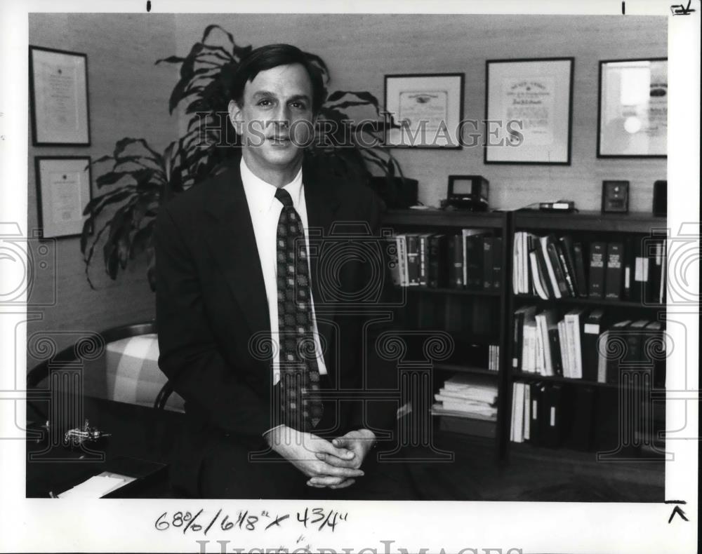 1989 Press Photo Paul Lefkowitz, an area labor lawyer, is sitting in his office - Historic Images