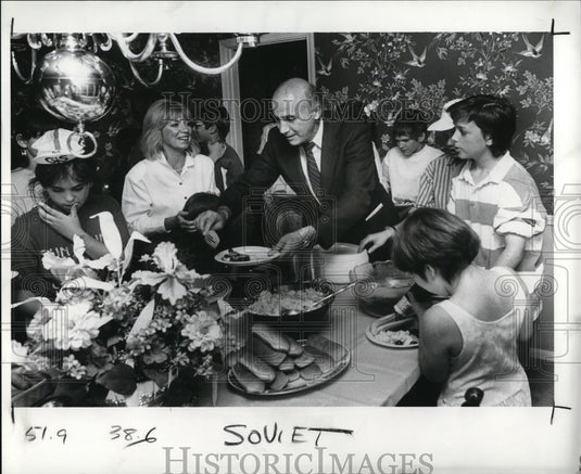 1989 Press Photo Grachya Ovsepyan with Cleveland Hts kids - Historic Images