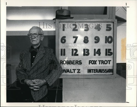 1991 Press Photo Carl Pfeil w/ music board he made & used to run as Aragon MC - Historic Images