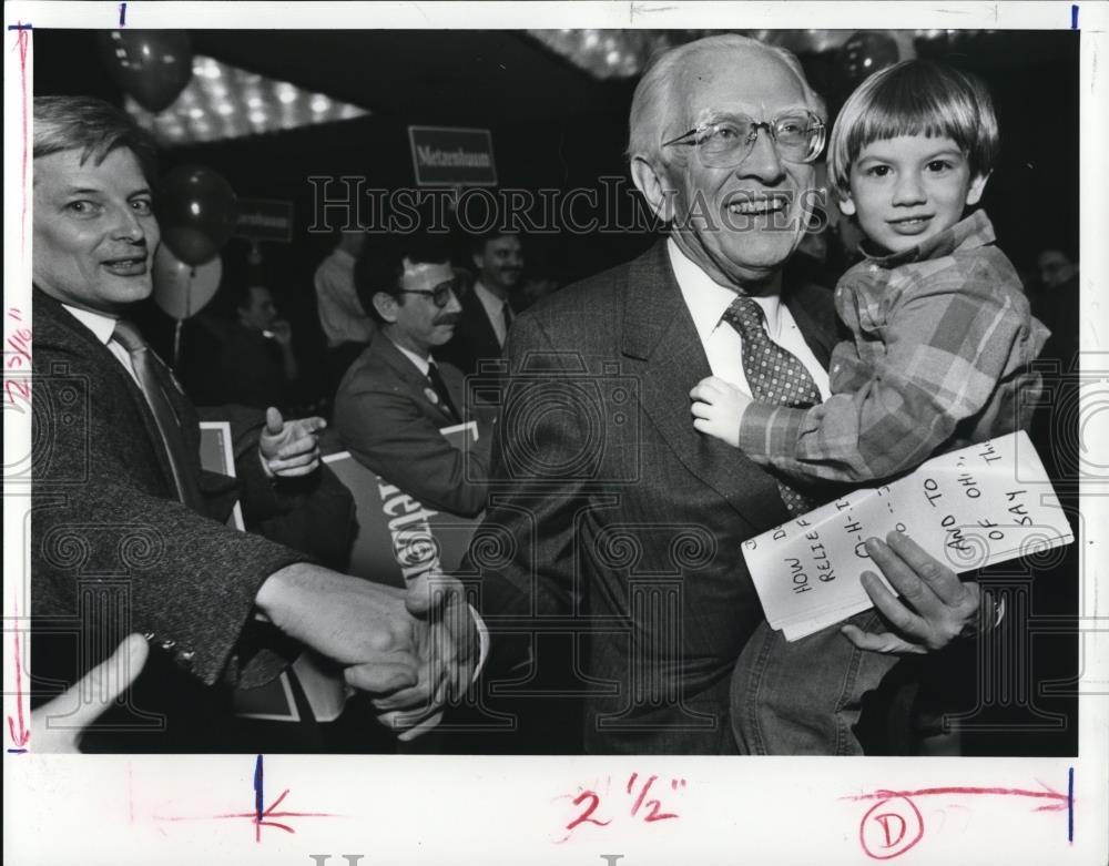 1989 Press Photo Senator Howard Metzenbaum holding a child - Historic Images