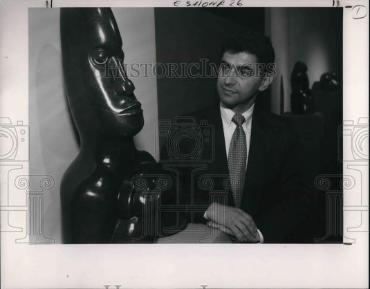 1991 Press Photo Michael Nechomivitz and a African Stone sculpture - Historic Images