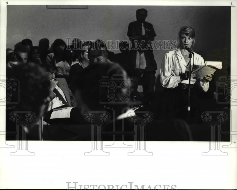 1991 Press Photo Rae Roberts at the PUCO at a Public Hearing on Ohio Bell - Historic Images