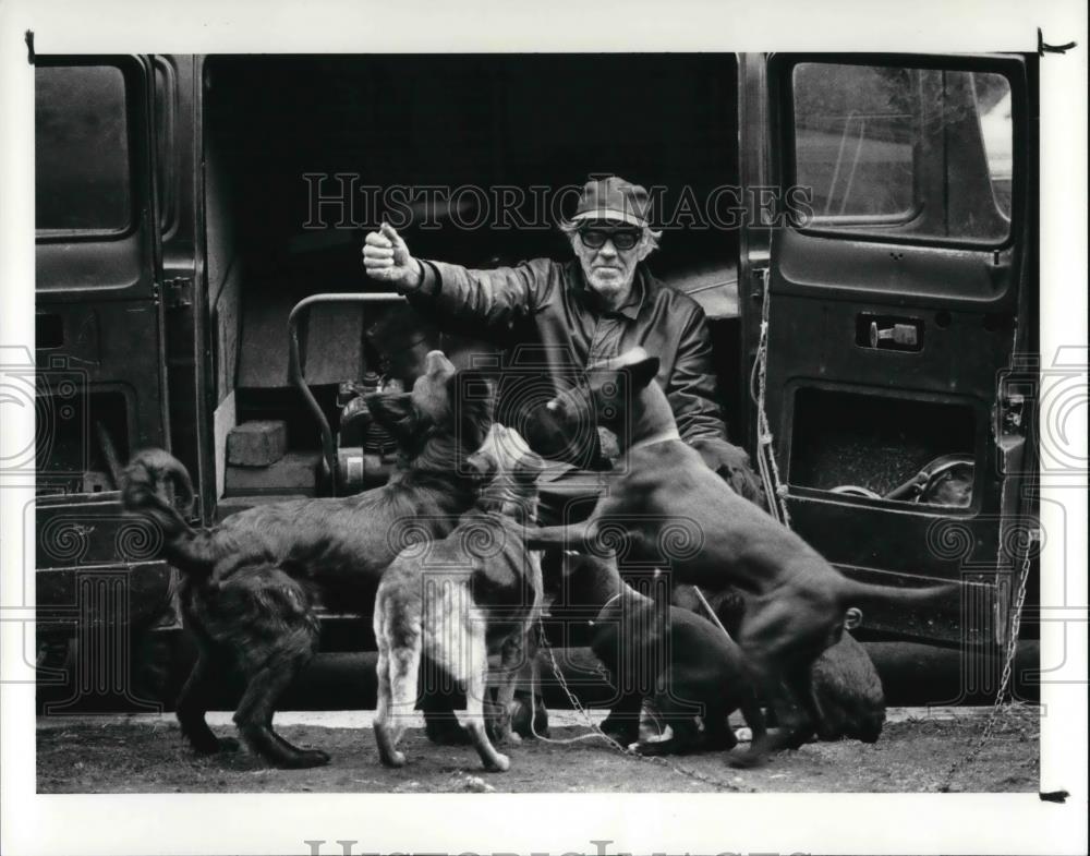 1987 Press Photo John Norbut shares a van with his dogs he will be giving away - Historic Images