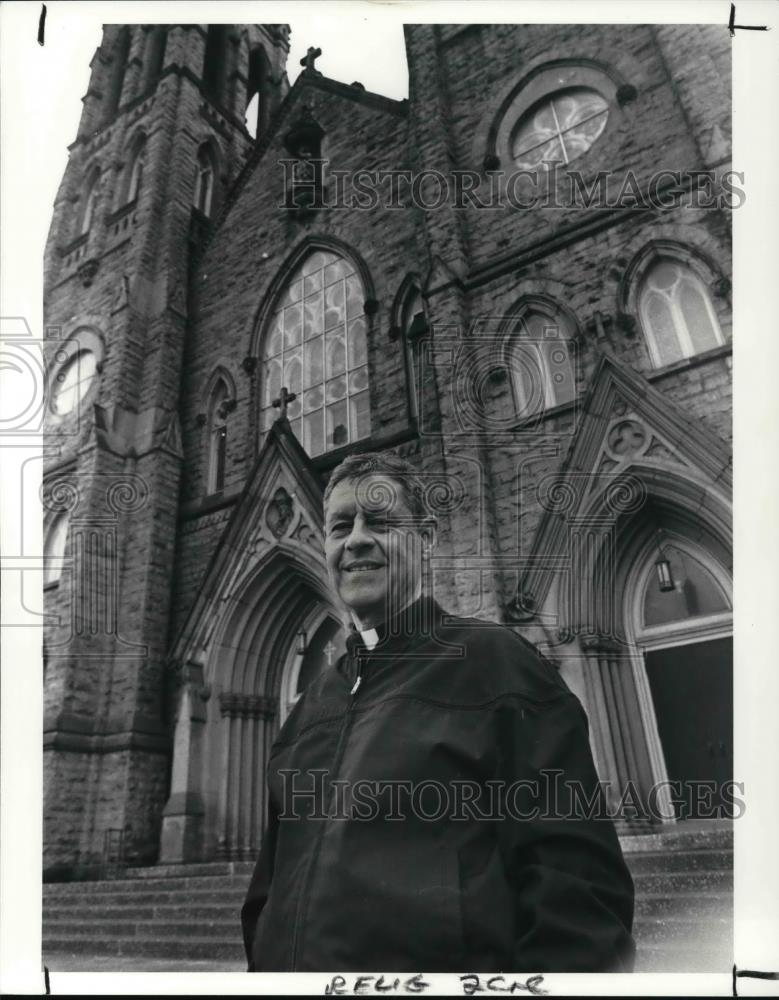 1990 Press Photo Reverend Albert J. Mackert of Immaculate Conception Church - Historic Images