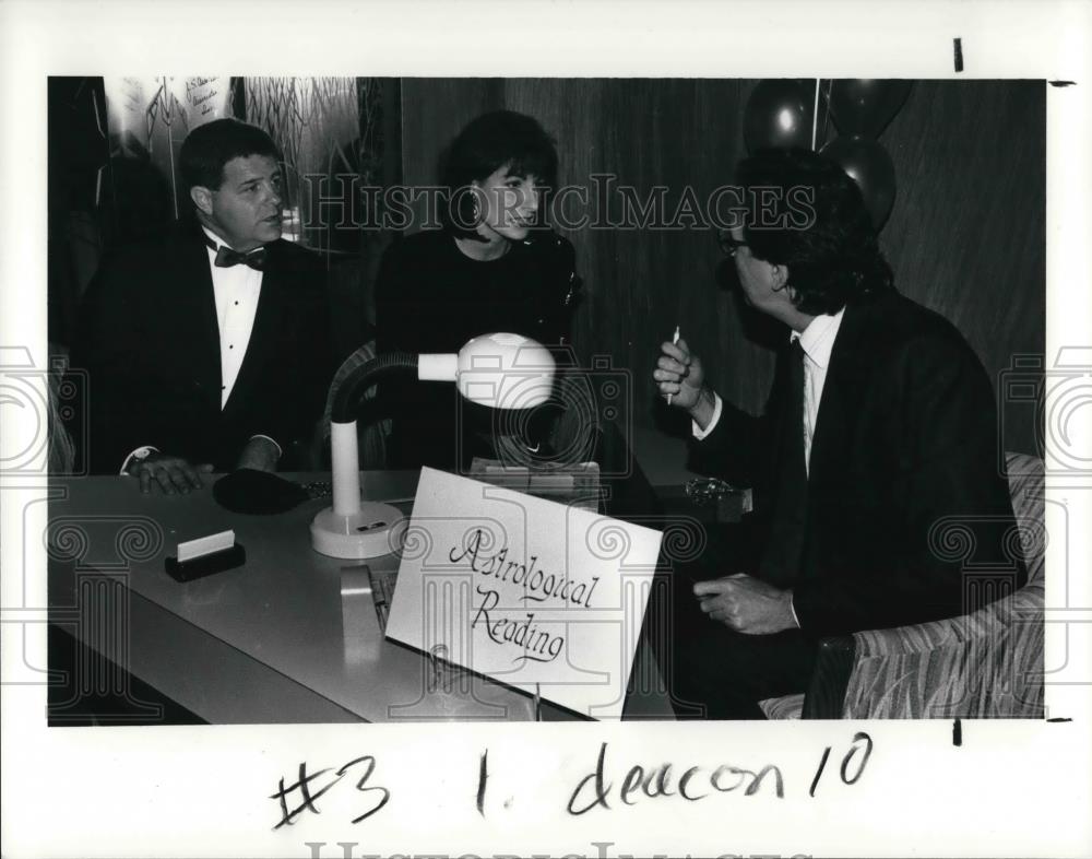 1991 Press Photo Bill Meyers and Wife Pamela get a reading from astrologer Vince - Historic Images