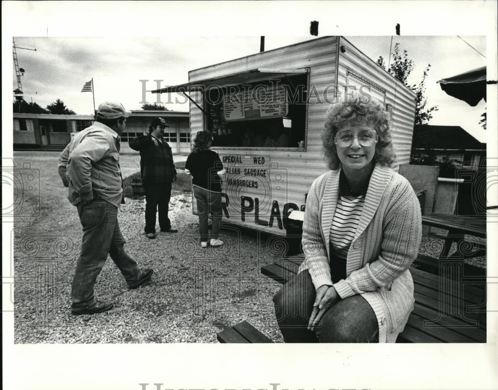 1988 Press Photo Dorothy Nutter and her trailer lunch wagon - Historic Images