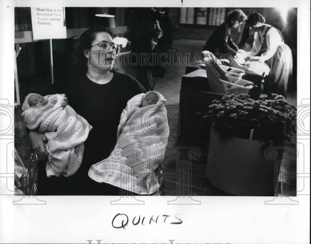 1989 Press Photo Elonna McKibben holds two of her four babies - Historic Images