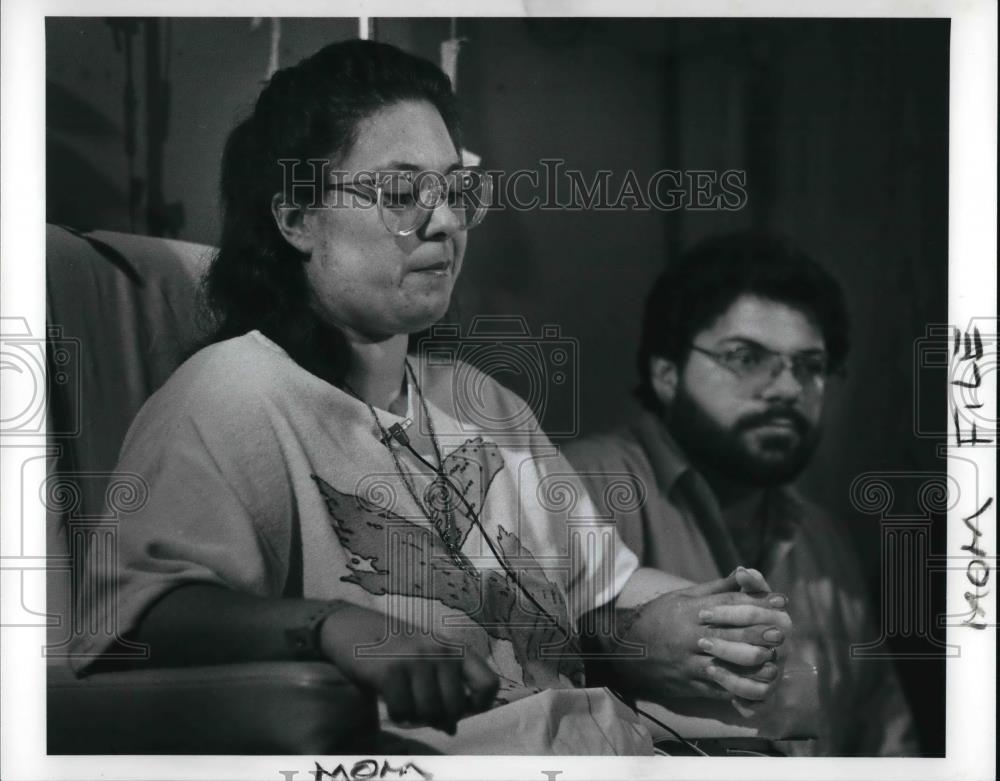 1989 Press Photo Ellona and Robert Mckibben holds hands as they answer quetsions - Historic Images