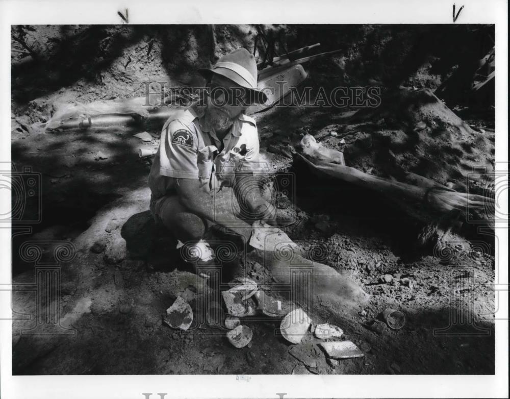 1989 Press Photo Associate Curator Al Lee - Historic Images