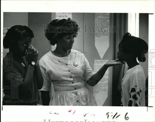 1991 Press Photo Teacher Sherran Perry Evans with her fifth grade students - Historic Images