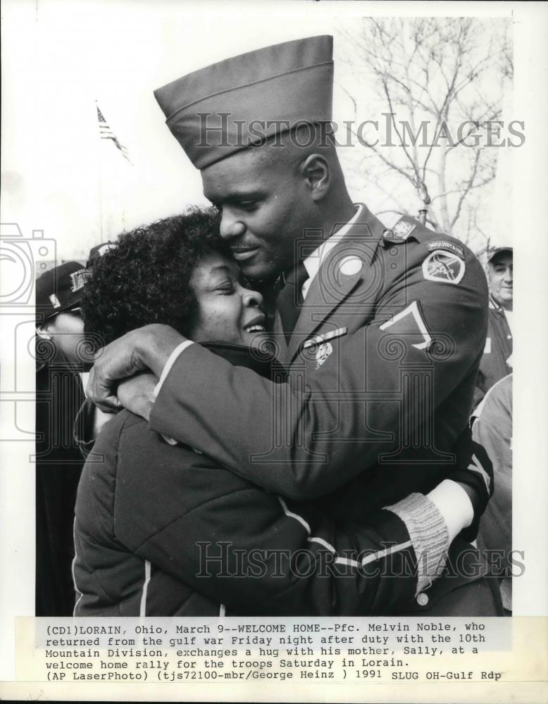 1991 Press Photo PFC Melvin Noble and his Mother Sally after arriving home - Historic Images