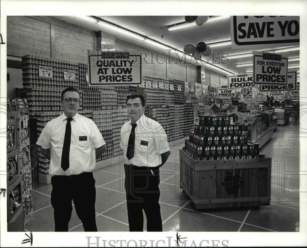 1992 Press Photo Gil Rothacker and Tom Lawler of the Rini Rego Stop N Shop - Historic Images