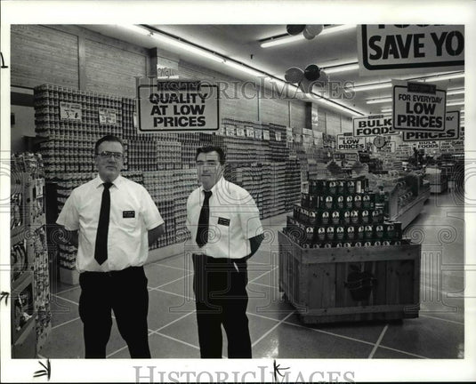 1992 Press Photo Gil Rothacker and Tom Lawler of the Rini Rego Stop N Shop - Historic Images
