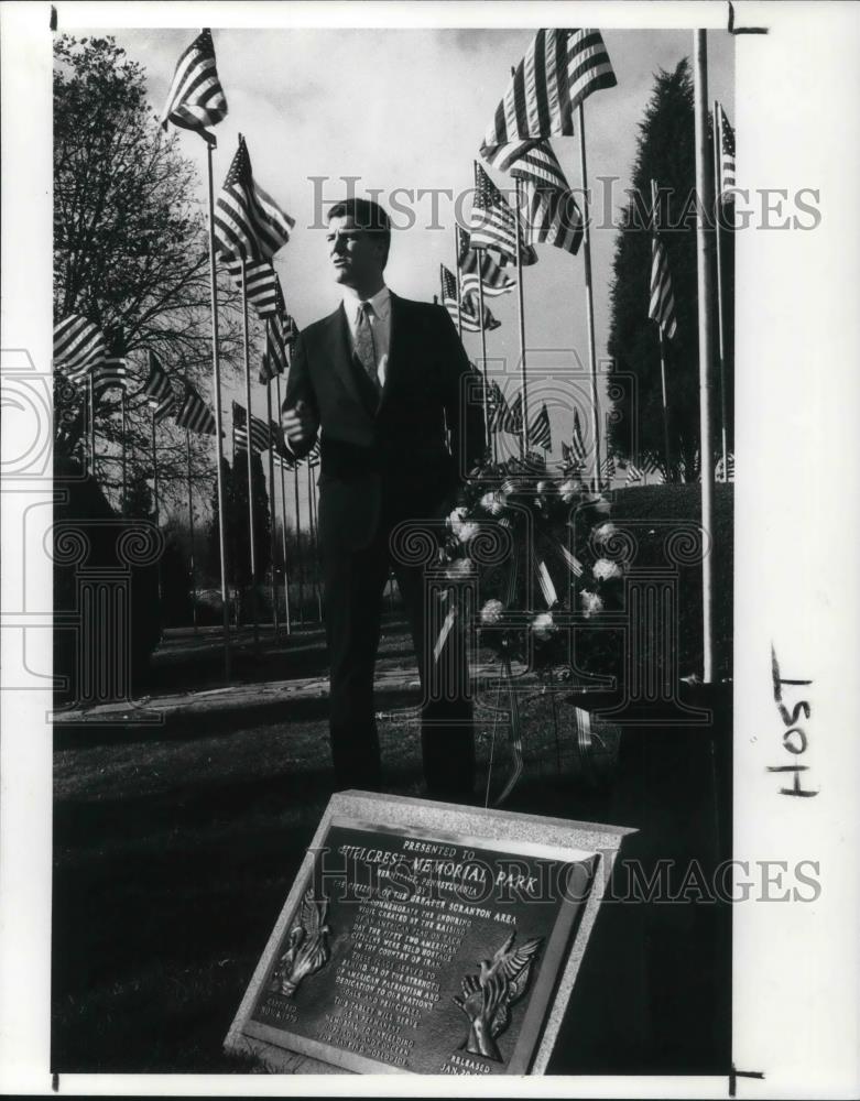 1989 Press Photo Kevin Hermening Iranian Hostage Laying Wreath - cvp22115 - Historic Images