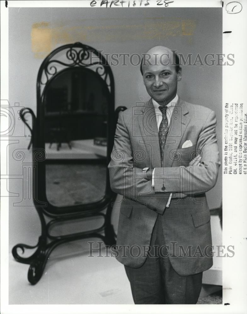 1988 Press Photo Derek Ostergard Curator of the Brentwood Funitire Exhibit - Historic Images