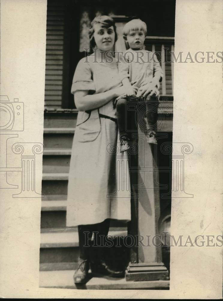 Press Photo Miss Lillian Boreno who was taken into custody by the police - Historic Images