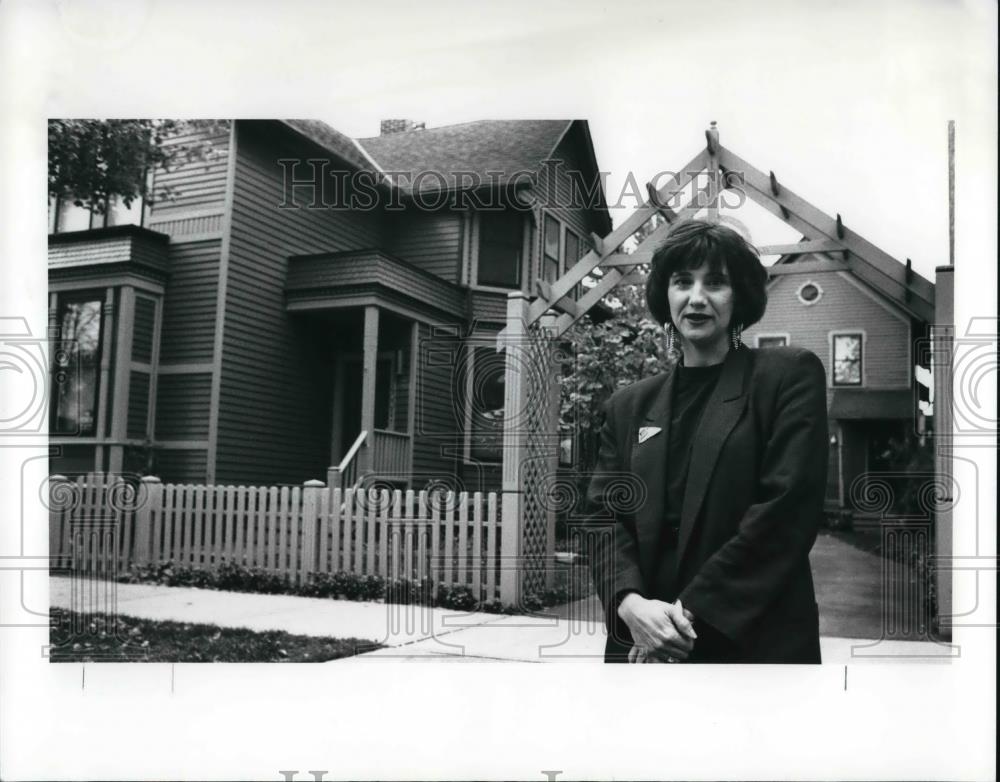 1989 Press Photo Linda Malik of Ohio City in front of her house bring renovated - Historic Images