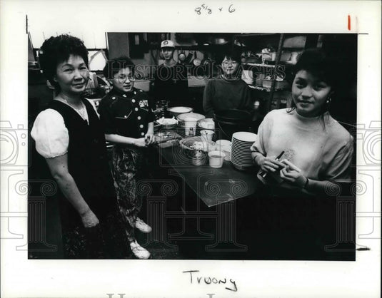 1991 Press Photo Rose Hua Truong of Saigon Reataurant and her children - Historic Images